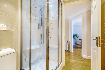 A bathroom at Tranquil Shores, Cornwall