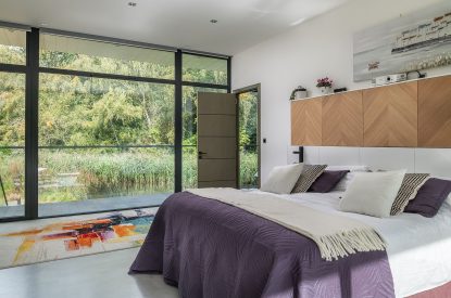 A super king sized bedroom at The Bridge House, Hampshire