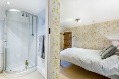 En-suite bathroom at Preedy's Cottage, Cotswolds