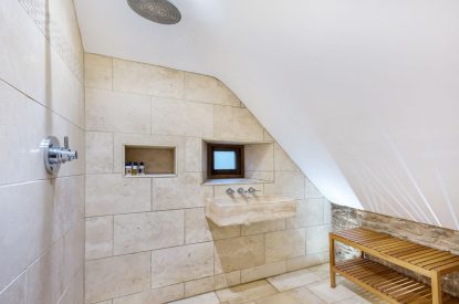 A bathroom at Preedy's Cottage, Cotswolds