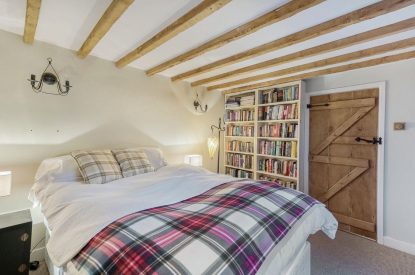 A king size bedroom at Preedy's Cottage, Cotswolds