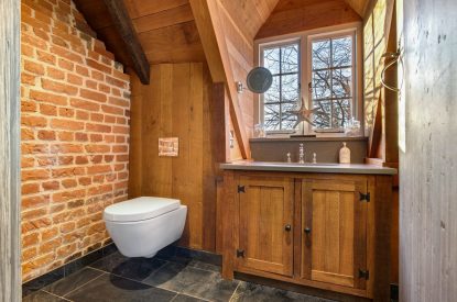 An en-suite bathroom at Reeves Cottage. Essex