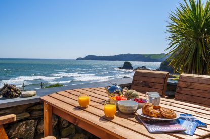 Outdoor dining at Lightkeepers Cottage, Cornwall
