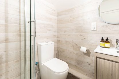 A bathroom at Mariner's Cottage, Cornwall