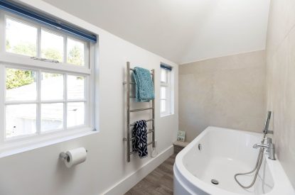 A bathroom at Mariner's Cottage, Cornwall