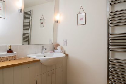 An en-suite bathroom at Buxton Farmhouse, Norfolk