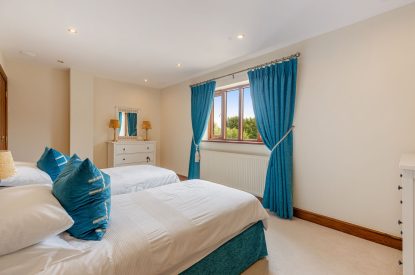 A twin bedroom at Broadridge Manor, Devon