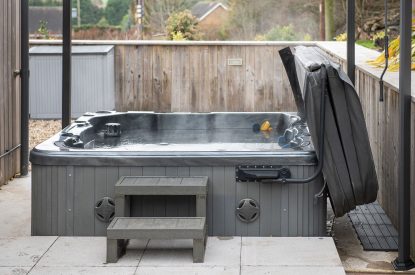 The hot tub at The Tractor Shed, Worcestershire