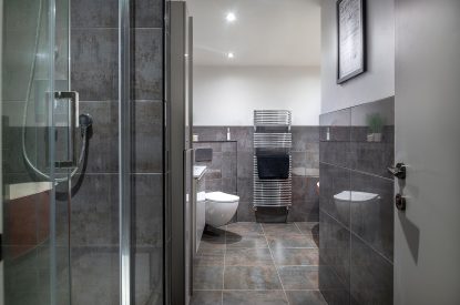 A bathroom at The Tractor Shed, Worcestershire