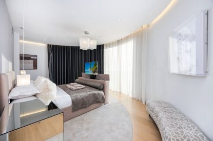 A king-size bedroom at Lunar, Hertfordshire