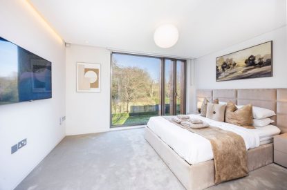 A king-size bedroom at Lunar, Hertfordshire