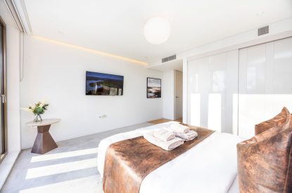 A king-size bedroom at Lunar, Hertfordshire
