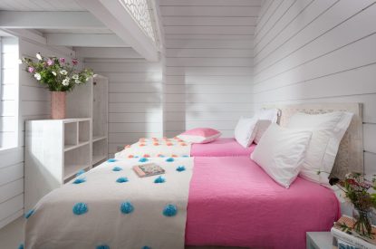 A twin bedroom at Woolf, Cornwall
