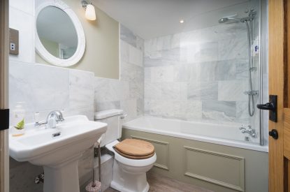 A bathroom at Holwell Farmhouse, Devon