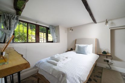 A single bedroom at Holwell Farmhouse, Devon