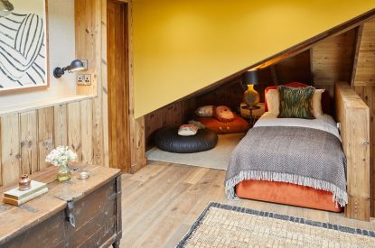 A bedroom with single bed at Lakeside Cabin, Cotswolds