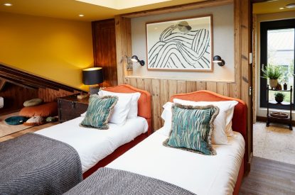 A twin bedroom at Lakeside Cabin, Cotswolds