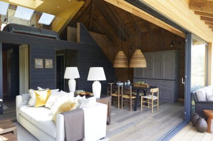 The kitchen and dining space at Lakeside Cabin, Cotswolds