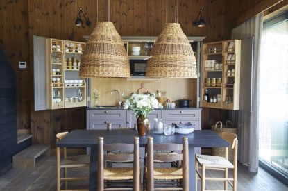 The kitchen and dining room at Lakeside Cabin, Cotswolds