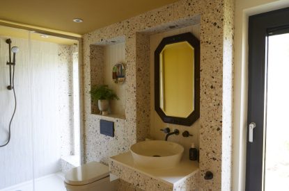 A bathroom at Lakeside Cabin, Cotswolds