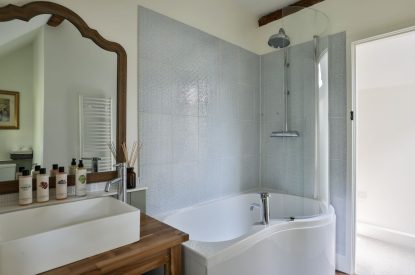 The sink and shower in the bathroom at Rambling Rose Cottage, Cotswolds