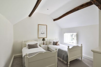 A twin bedroom at Rambling Rose Cottage, Cotswolds