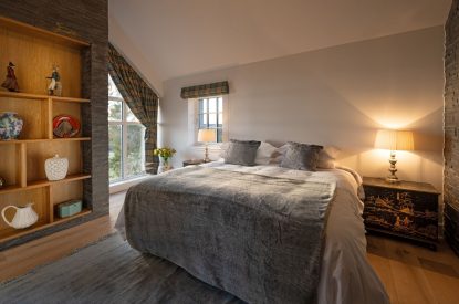A king sized bedroom at The Aulde Byre, Perthshire 