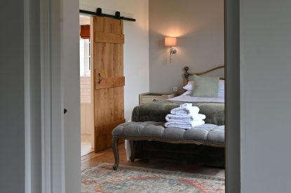 A king sized bedroom at The Aulde Byre, Perthshire 