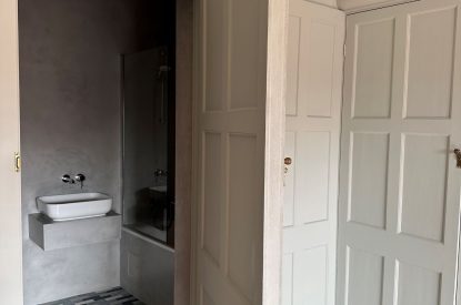 An en-suite bathroom at Plas Glan Menai, Anglesey