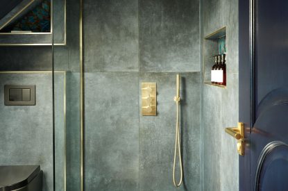 An en-suite bathroom at Halo House, Cotswolds