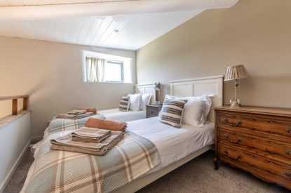 A twin bedroom at Olive Orchard, Cotswolds
