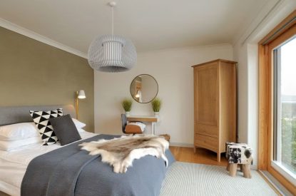 A king-size bedroom at Garten Lodge, Highland