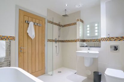 A bathroom at Garten Lodge, Highland