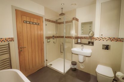 A bathroom at Garten Lodge, Highland