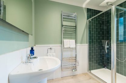 A bathroom at Pine Cabin, Loch Lomond