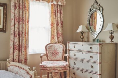 A twin bedroom at Tennyson House, Cotswolds