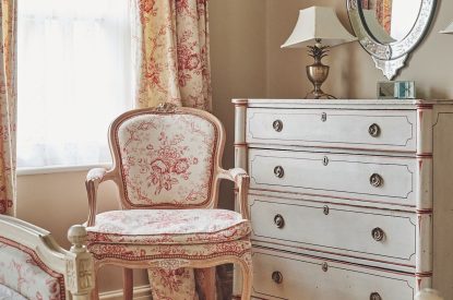 A twin bedroom at Tennyson House, Cotswolds