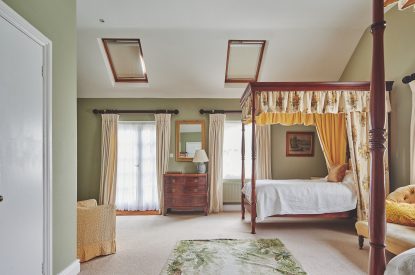 A twin bedroom at Tennyson House, Cotswolds
