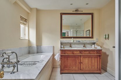 A bathroom at Tennyson House, Cotswolds