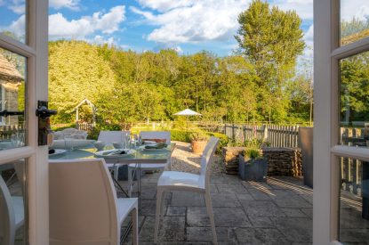Outdoor dining at Meadow Cottage, Cotswolds