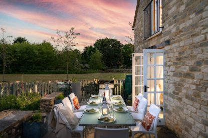 Outdoor dining area at Meadow Cottage, Cotswolds