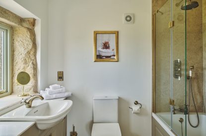 A bathroom at Rye Top Farm, Uppermill, Peak District