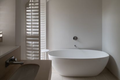 An en-suite bathroom at Muirfield Green, East Lothian