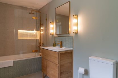 An en-suite bathroom at Poppy Cottage, Somerset