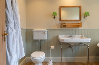 An en-suite bathroom at Poppy Cottage, Somerset