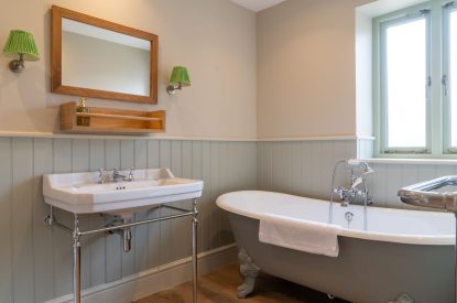 An en-suite bathroom at Poppy Cottage, Somerset