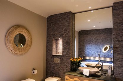 A bathroom at Lake View Lodge, Lake District