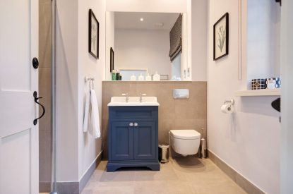 An en-suite bathroom at Priory East Gate, Essex