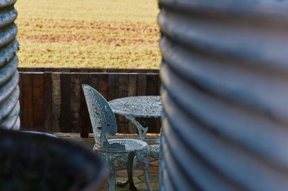 Outdoor dining space at Bonny Cabin, Leicestershire