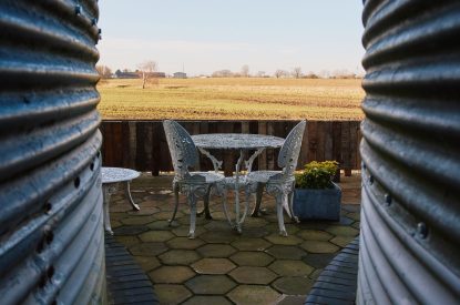 Outdoor dining space at Bonny Cabin, Leicestershire